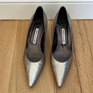 Manolo Metallic scale low heeled pumps
